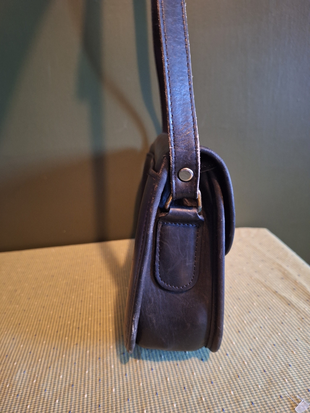 Vintage Leather Crossbody Bag Turn Lock Satchel in Black - Picture 3 of 9